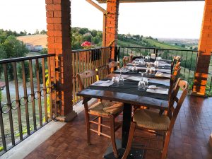 Ristorante con terrazza estiva a Bologna